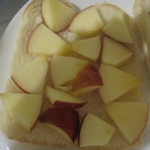 自家製パンで。りんごとチーズのトースト